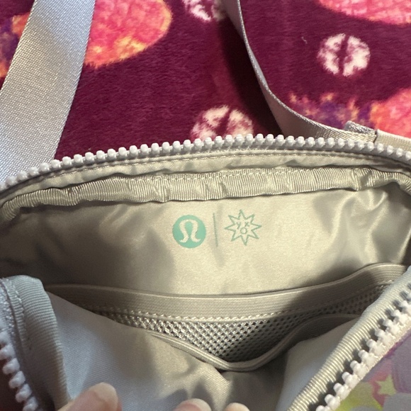 Limited edition!!! LULULEMON X So Youn Lee Colab Belt Bag - Picture 2 of 2
